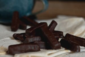 Produktabbildung DLS - IngwerSchokoStäbchen 100g vegan